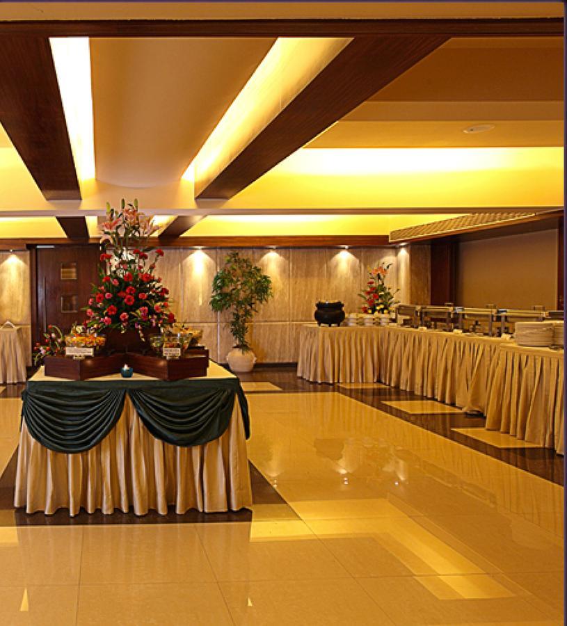 The Royal Orchid Hotel, Chembur Mumbai Exteriör bild