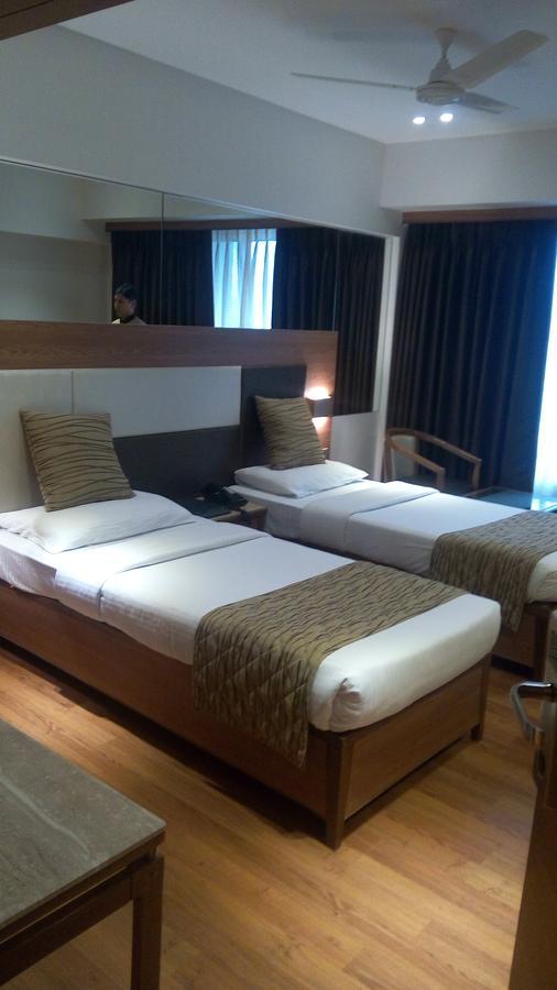 The Royal Orchid Hotel, Chembur Mumbai Exteriör bild